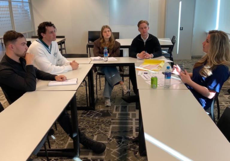 Demy van eusden met vier studenten van Windesheim