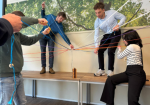 Foto van de touw-opdracht van het management trainee programma van KMM groep